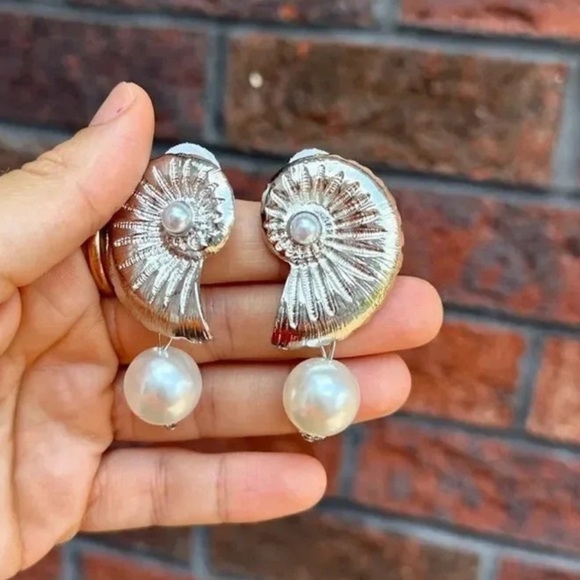 Seashell Pearl Snail Earrings - Picture 10 of 10